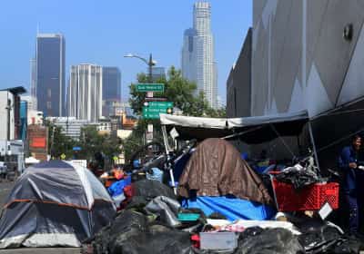 שני יזמי נדל"ן בלוס אנג'לס נעצרו בחשד להונאת עשרות מיליונים מכספי סיוע לחסרי בית