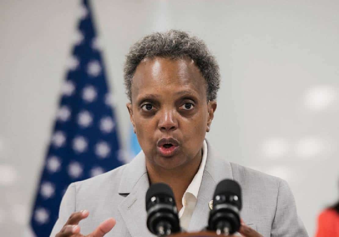 ‏ראש עיריית שיקגו מאשימה את טקסס ב"גזענות" לאחר שהמושל הרפובליקני שלח אוטובוסי מהגרים לעיר הרוחות‏