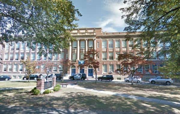 ניו ג'רזי: תלמידת תיכון טוענת שבוצע בה מעשה מגונה בשירותים המעורבים