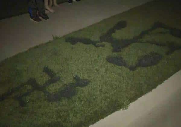 מחוז לוס אנג'לס: צלבי קרס על דשא מול בית משפחה