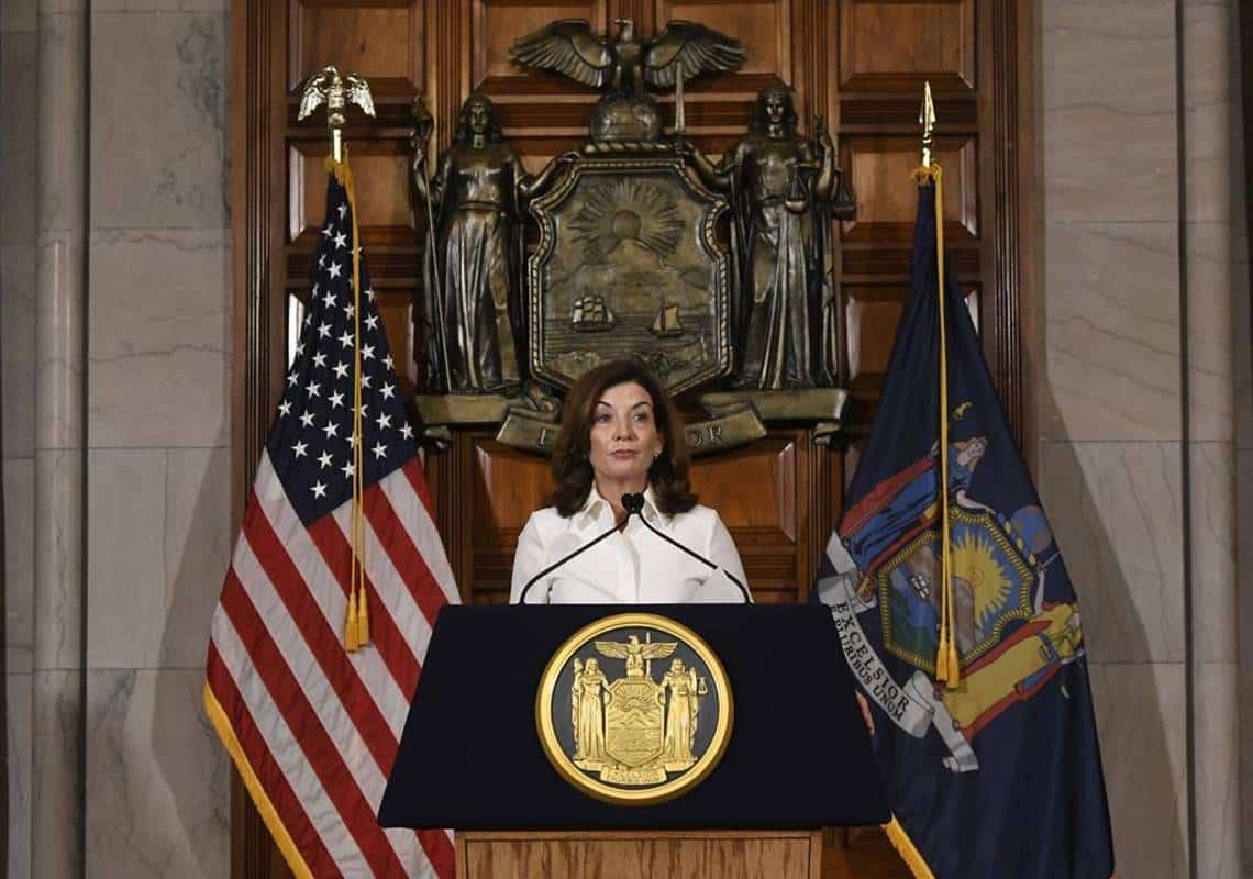 מושלת חדשה בניו יורק: תחנות החיסונים הגדולות יפתחו מחדש, חובת מסכות הוכרזה בבתי הספר