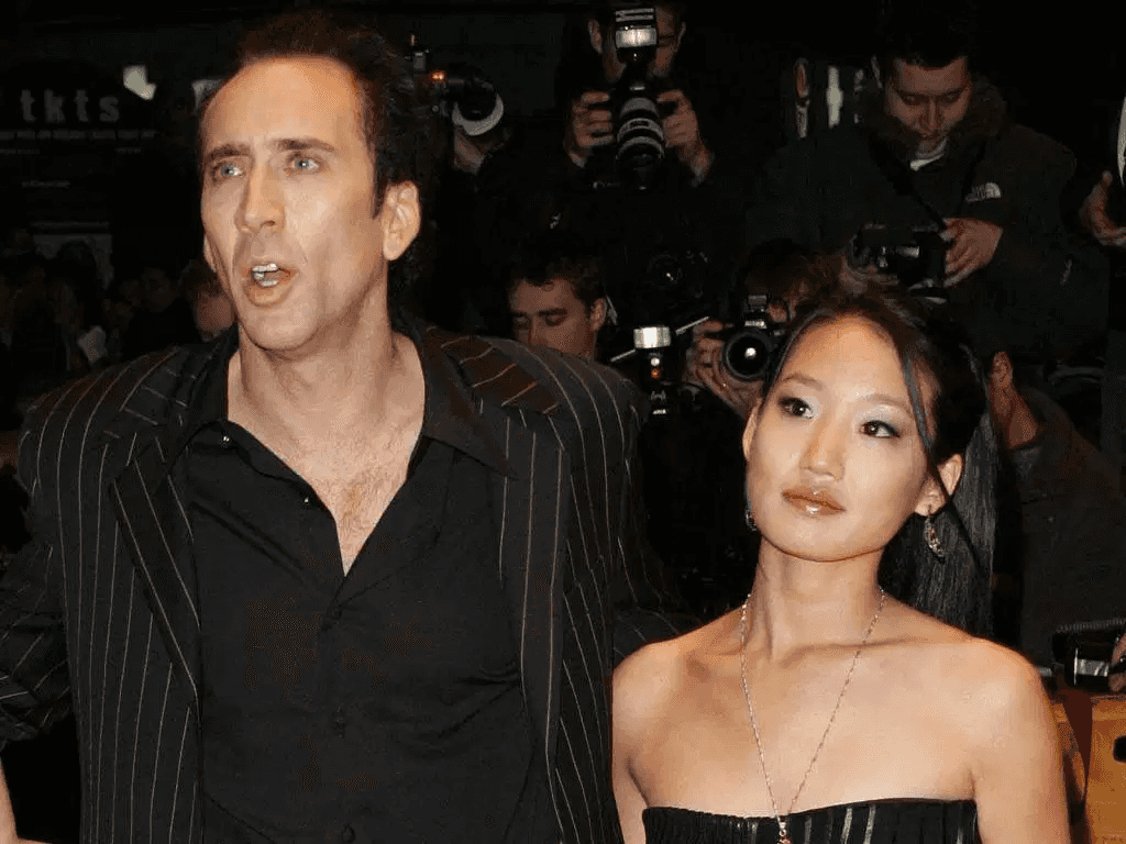 חברתו לשעבר של ניקולס קייג' טוענת שהתעלל בה והגישה בקשה לצו הרחקה נגד אשתו