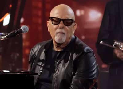 בילי ג'ואל מפתיע נהג ריקשה ברחובות מנהטן בזמן שהשיר שלו התנגן