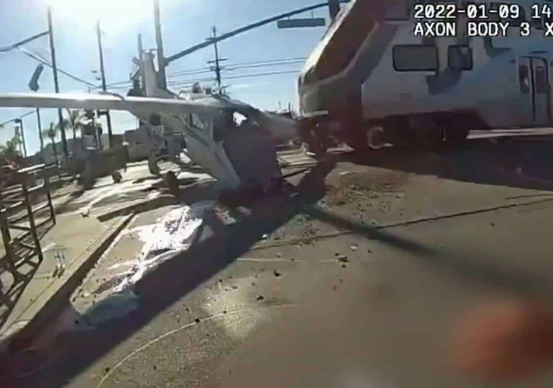 תיעוד דרמטי מוואלי לוס אנג'לס: מטוס קל התרסק על מסילת רכבת, הטייס חולץ רגע לפני הפגיעה