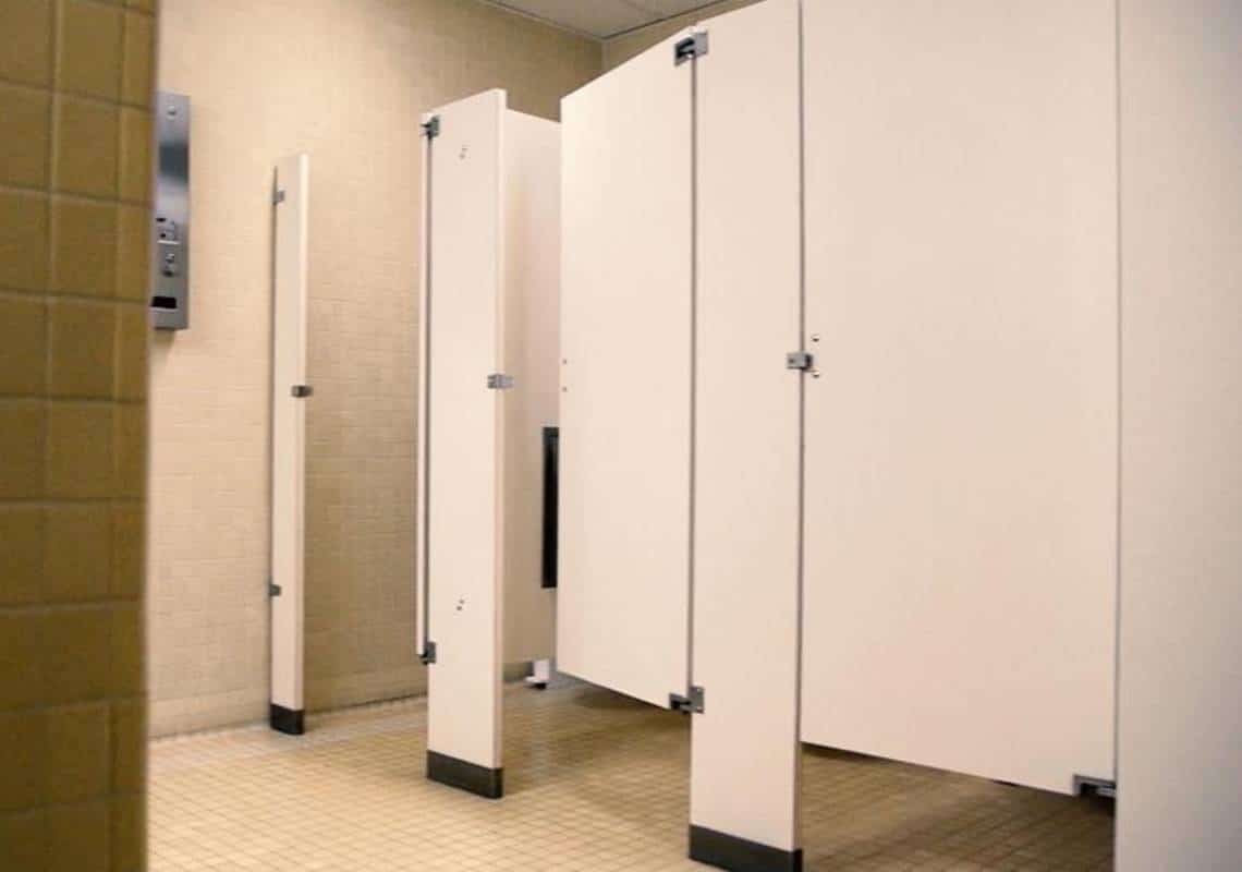 פרשה חמורה בבית ספר בדרום קליפורניה: מאמן פוטבול התקין מצלמה נסתרת בשירותי הבנות