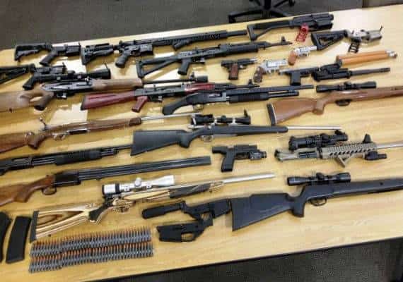 קליפורניה: 20 כלי נשק וסמים נמצאו במהלך בדיקה שגרתית בביתם של שני אחים