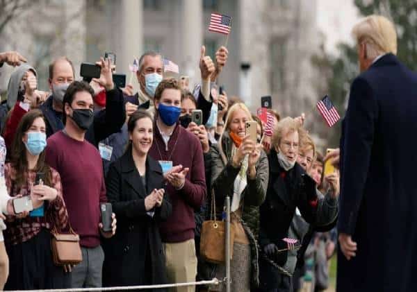"רק התחלנו להילחם" - Marine 1 עם הנשיא בתוכו ריחף מעל ההמון במהלך שירת ההמנון האמריקני 