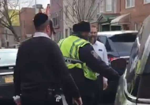 תיעוד: ה"שומרים" בברוקלין עזרו לעבריין חניה לברוח מהגרר - והטיחו בעובד העירייה עלבונות גזעניים