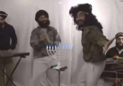 פארודיה על חשבון היהודים: ממדאני מעורר סערה עם סרטון על חג החנוכה