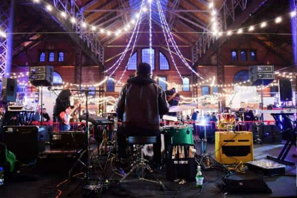 בירה במקום חשמל: במבנה הנוסטלגי של תחנת הכוח בבוסטון מארחים פסטיבל בירה מדי שבוע