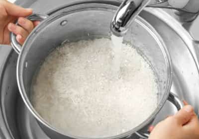 כל הסיבות למה ממש כדאי לכם להשרות את האורז לפני הבישול - וגם איך לעשות את זה נכון