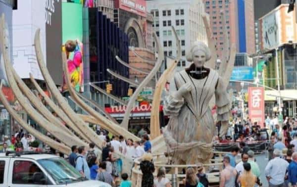 לתערוכה שלי שלוש פינות: במוזיאון קווינס, בטיימס סקוור ובתחתית של ברודווי-לאפאייט