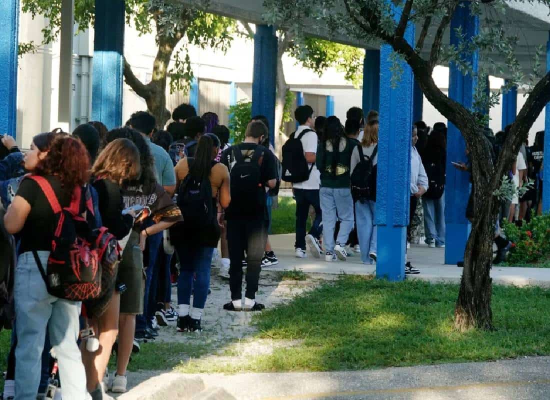 גלאי מתכות בכניסה לבית הספר גרם לתורים ארוכים