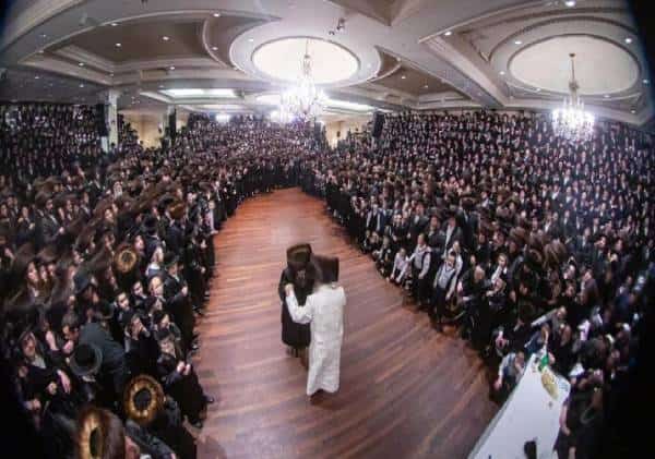 וידאו חושף: חסידות סאטמר בברוקלין ניו יורק בחתונה המונית של אלפים. התוצאה- קנס של 15 אלף דולר