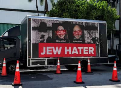 מיאמי: שלטי ההשפלה של חבר המועצה - מפגינים יהודים סומנו ברחוב כשונאי יהודים