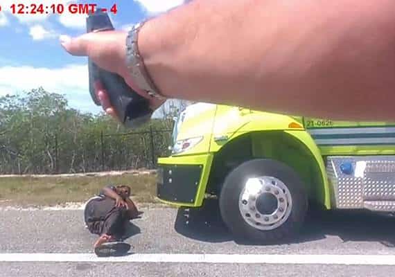 צפו בתיעוד: כך נורה נהג במיאמי לאחר שחטף נשק משוטר