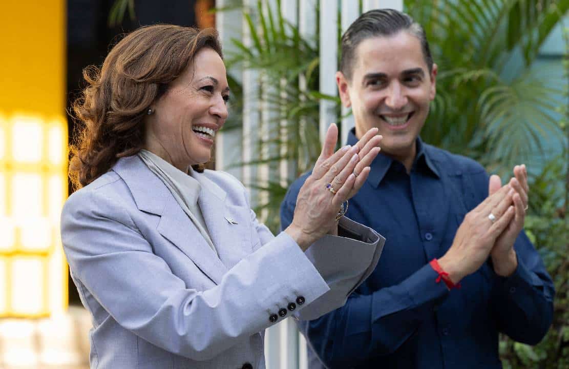 אחד הרגעים המטופשים בתולדות ארה"ב התרחש בביקורה של קמאלה האריס בפורטו-ריקו - "מחאה כפיים בעד מחאה כנגדה"