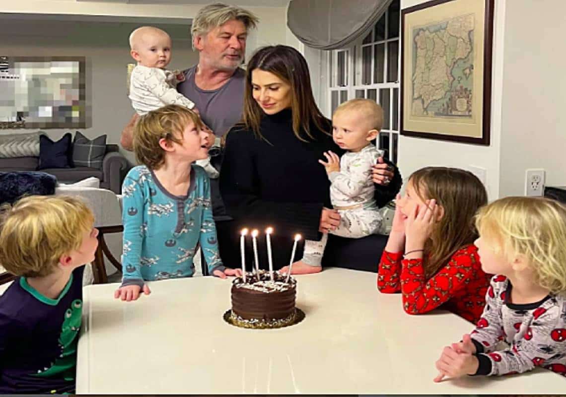 לא עוצרים: החסידה באה לבקר אצל אלק בולדווין ואשתו בפעם השביעית