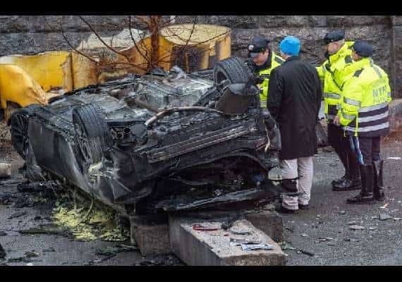 ניו יורק: הנהג איבד שליטה, הרכב התהפך מהגשר סמוך לבית עלמין - והתפוצץ