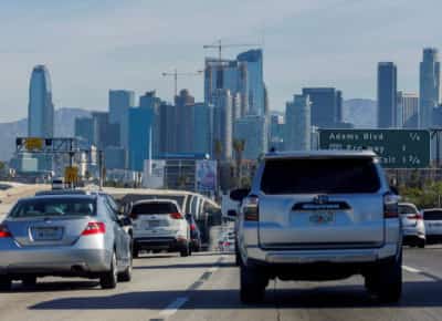 קליפורניה משנה כיוון ב2026: חוקים חדשים, ענישה מחמירה ופיקוח הדוק בעידן הרכב האוטונומי והאופניים החשמליים