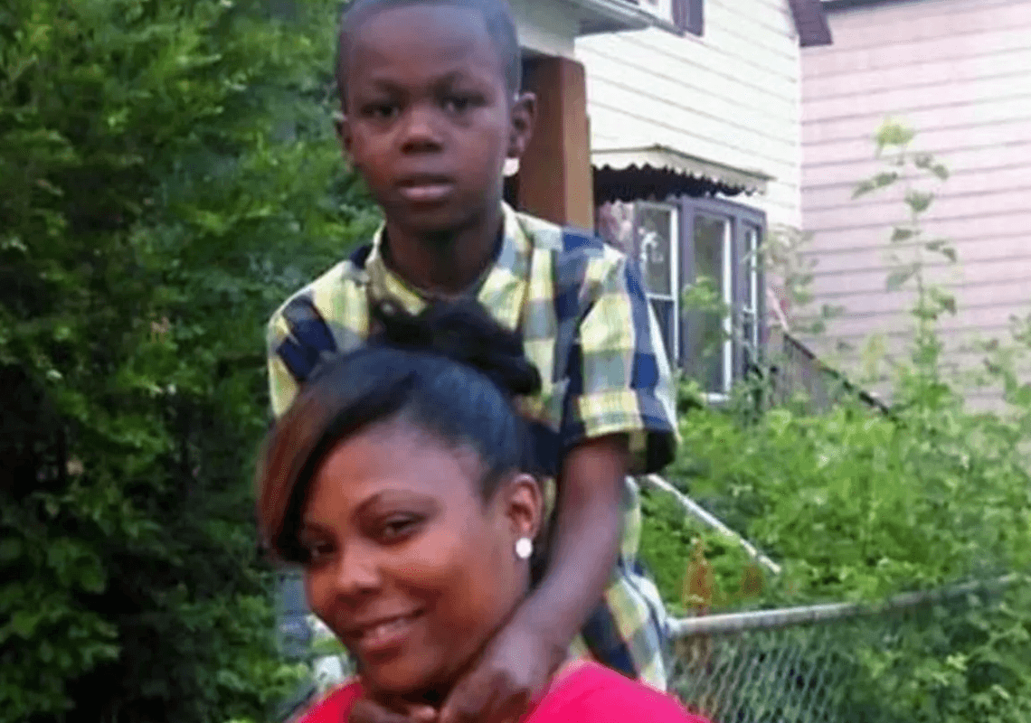 אסון בשיקגו: אם נורתה למוות באנדרטה לזכר בנה – שלושה ימים לאחר שהוא נרצח ביריות