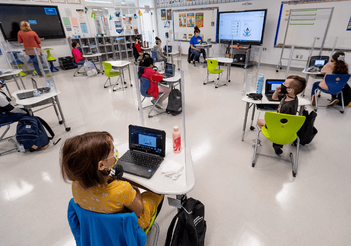 כך מורה לא מחוסנת הדביקה בקורונה 26 אנשים בבית ספר בקליפורניה