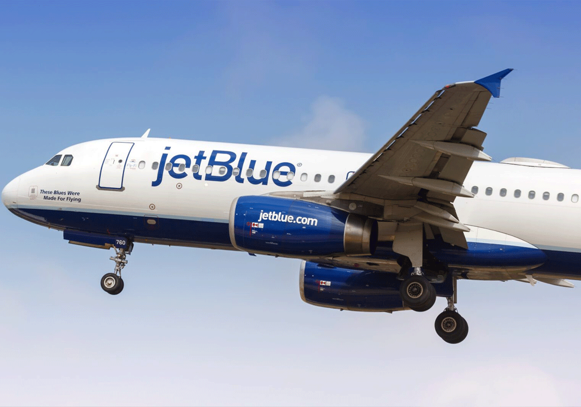 חרדי מניו יורק תובע על אנטישמיות בטיסת ג'ט בלו מקליפורניה: סולק מהמטוס לאחר שסירב לשבת ליד אישה