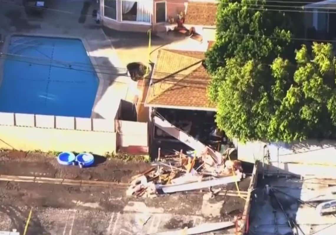 חשד למעבדת סמים בלב ואלי לוס אנג'לס: גבר ואישה נפגעו בפיצוץ בבית בטרזנה