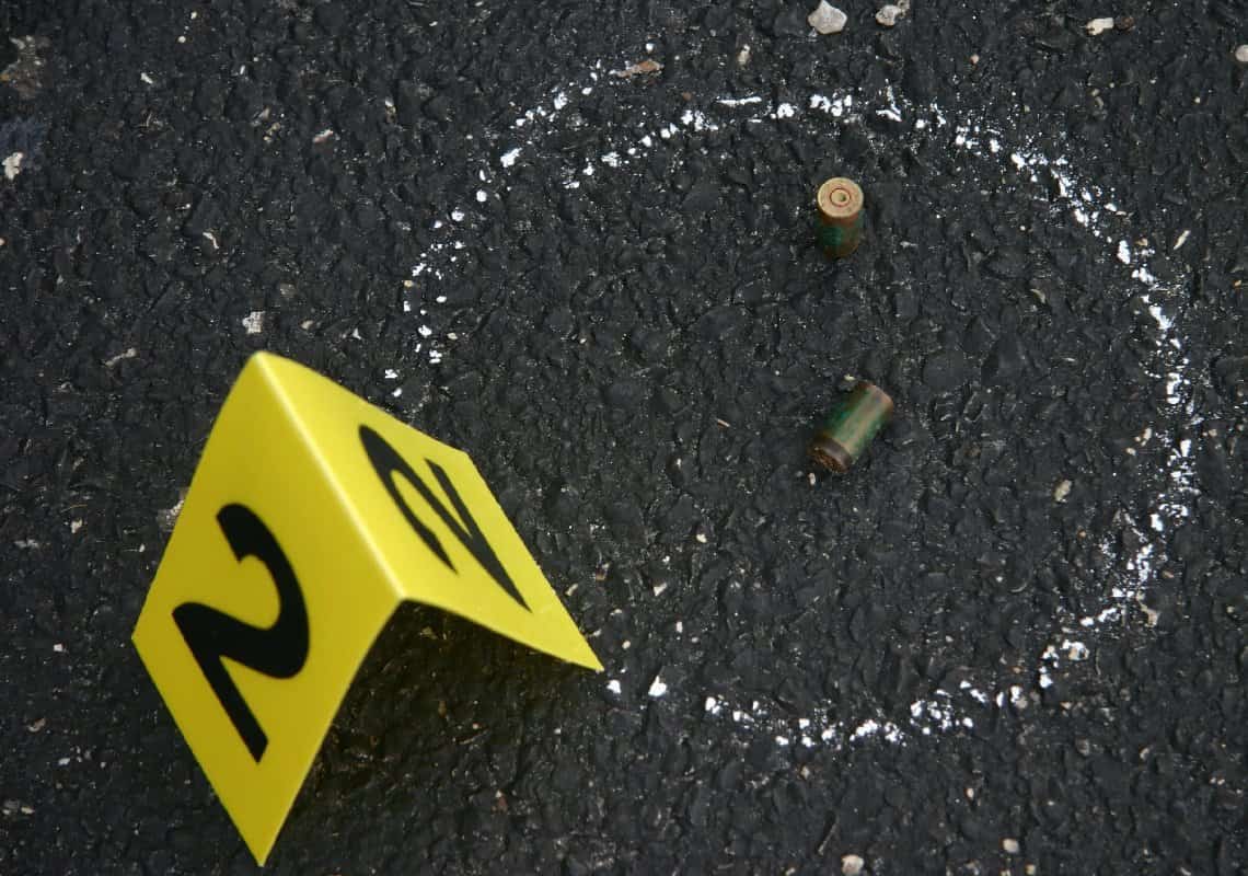 בת 36 נפגעה מכדור תועה מחוץ למסעדה בוואלי לוס אנג'לס