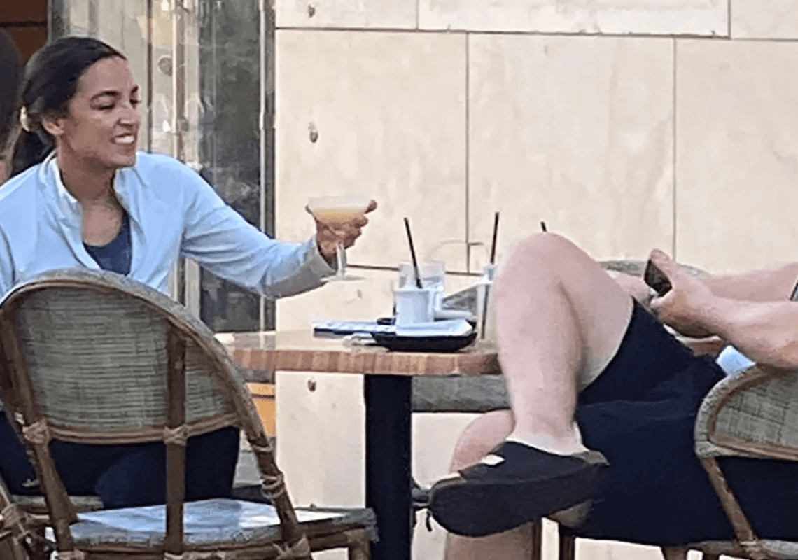 כשבוע לאחר שנצפתה בפלורידה ללא מסכה: אלכסנדריה אוקסיו-קורטז אומתה לקורונה