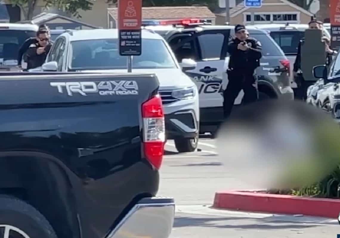 חמוש נורה למוות מחוץ לסניף 'הום דיפו' בוואלי לוס אנג'לס