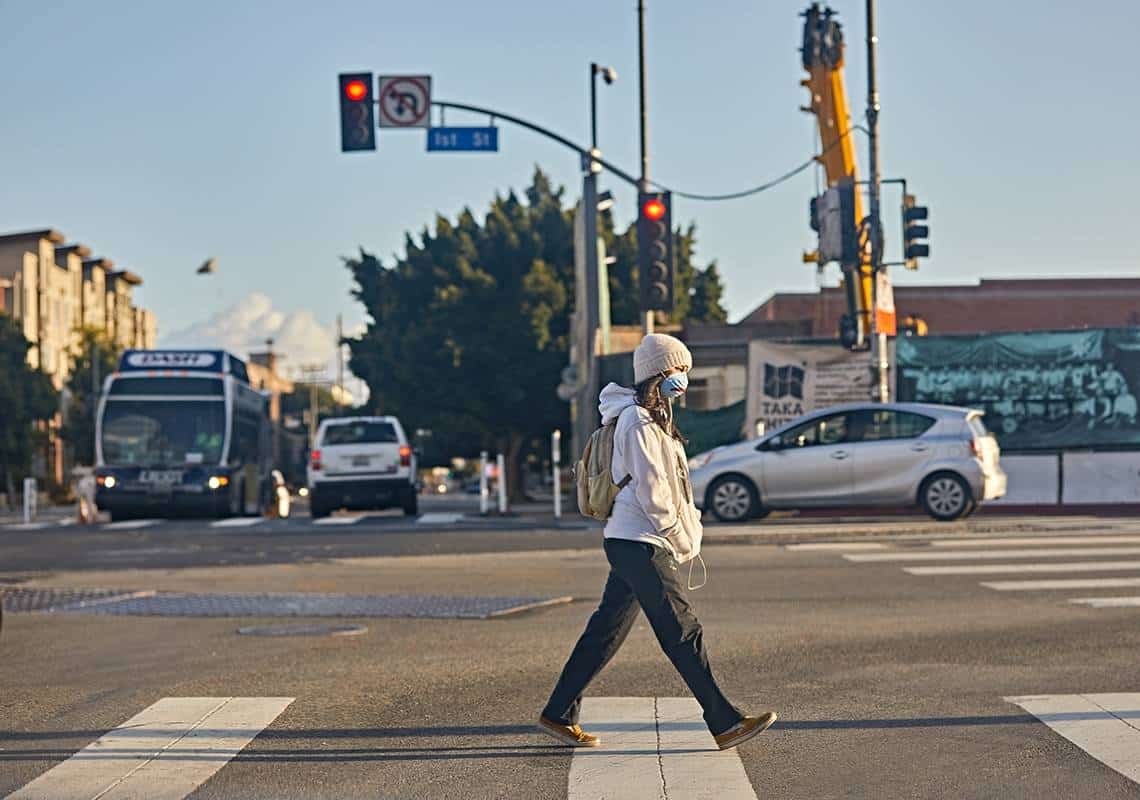 קליפורניה מיישרת קו עם ה-CDC: מחוסנים כבר לא חייבים לעטות מסכה במרחב פתוח
