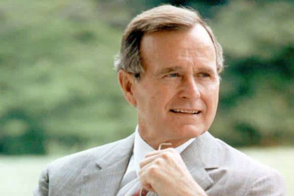 ג'ורג' בוש האב כבר לא איתנו: אך סיפור חייו ממתין לכם בספר About Destiny and Power  