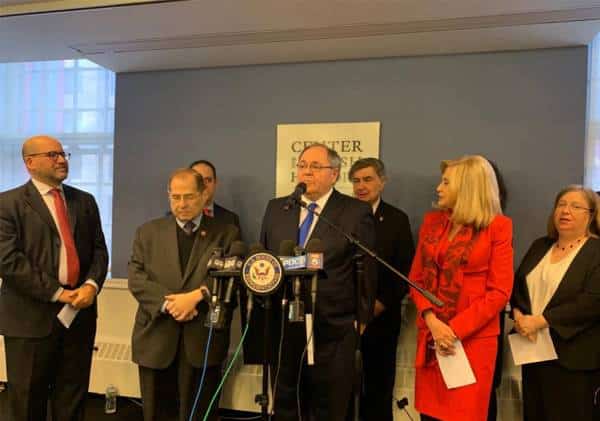 נלחמים באנטישמיות: חוק דו-מפלגתי יקדם לימודי שואה ברחבי ארה"ב