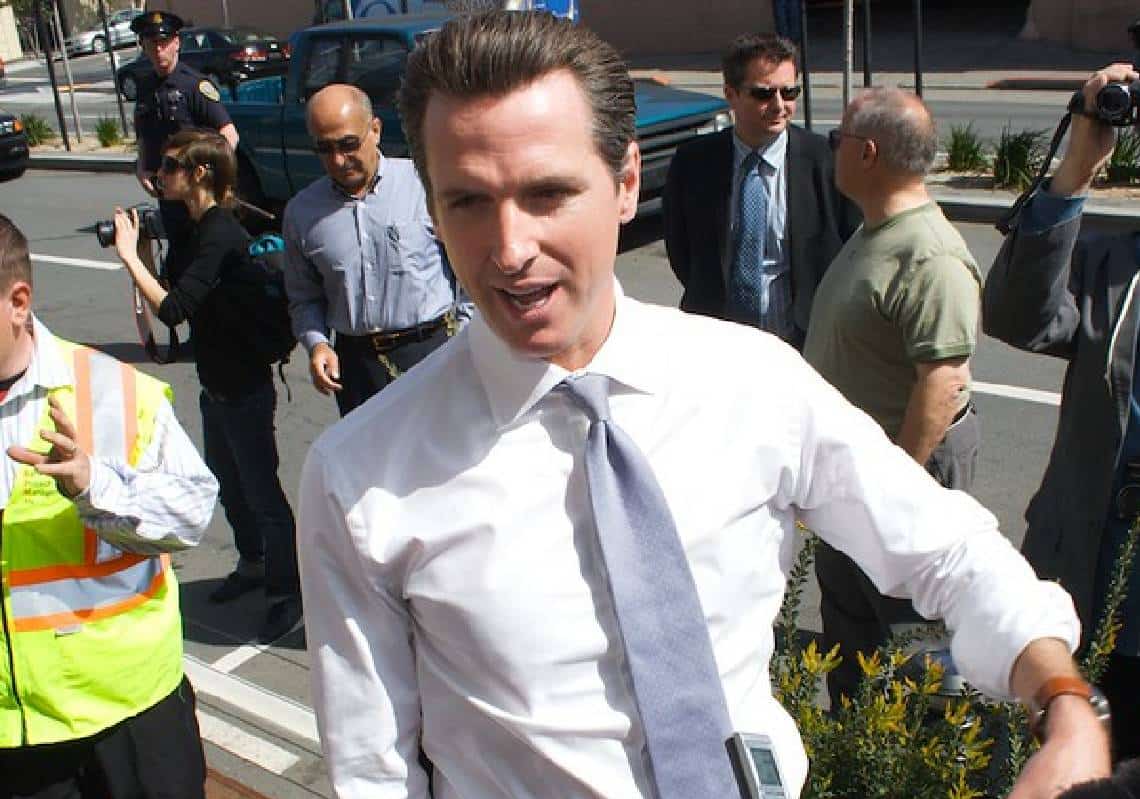 חייכו, אתם מצולמים: מושל קליפורניה הולך להפוך עיר שלמה לנתונה תחת ניטור ומעקב בשל עלייה בפשיעה