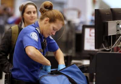רשות התעופה האמריקאית מעדכנת: מכשירים לעיצוב שיער אסורים בבטן המטוס