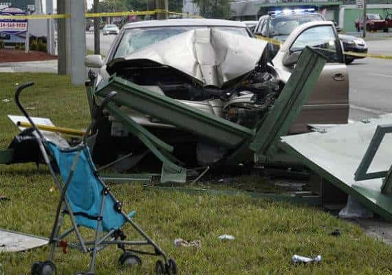 מיאמי: אם ובנה נפצעו ממכונית שהתנגשה בתחנת אוטובוס