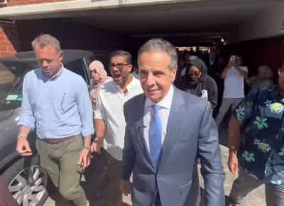 עימות חריף במסגד בקווינס: המועמד לראשות עיריית ניו יורק אנדרו קואומו הותקף בקריאות בוז על תמיכתו בישראל