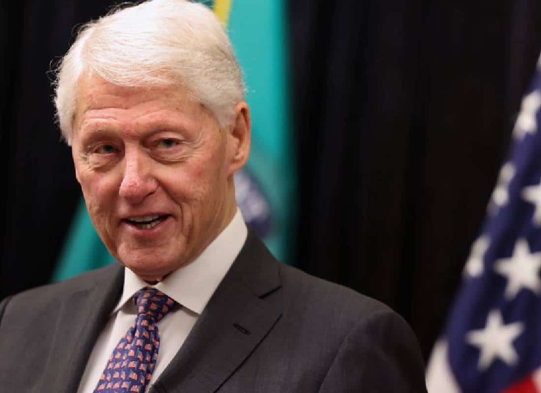 קלינטון מזהיר: "טראמפ בונה קבינט של נאמנים עיוורים"