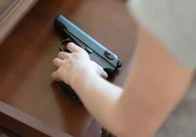 ילדי ארה"ב משלמים את המחיר: מחקר חושף נתונים מדאיגים על תמותה מנשק וסמים