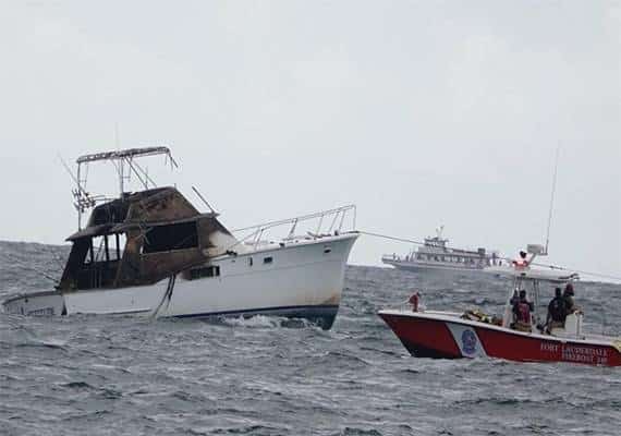 דרמה בלב ים: ספינת דיג עלתה באש מול חופי פורט לודרדייל