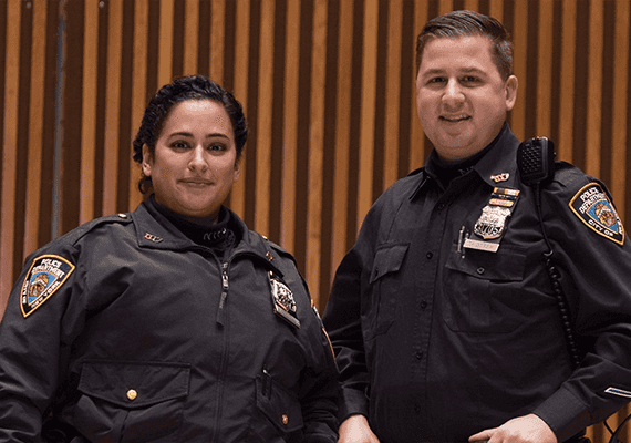 ברגע האחרון: זוג שוטרים מצליח לחלץ יהודי קשיש מביתו הבוער