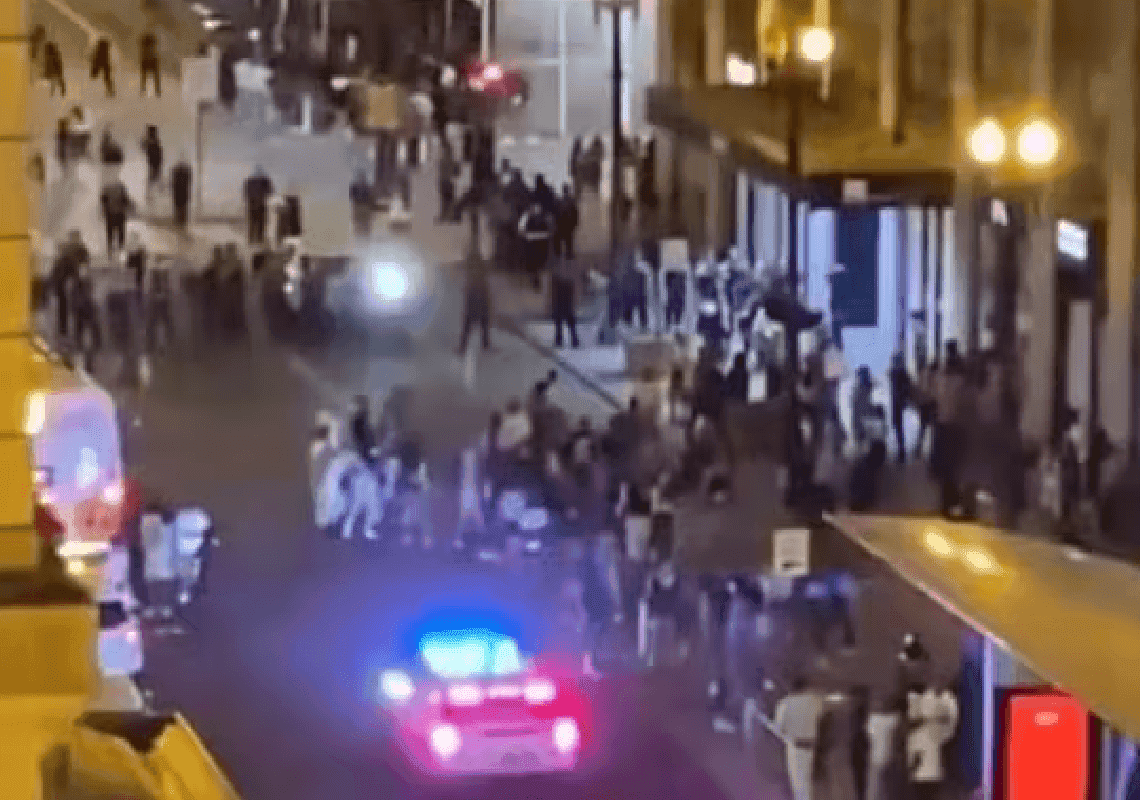 כאוס ברחובות שיקגו: למעלה מ-100 בני נוער החריבו את מרכז העיר