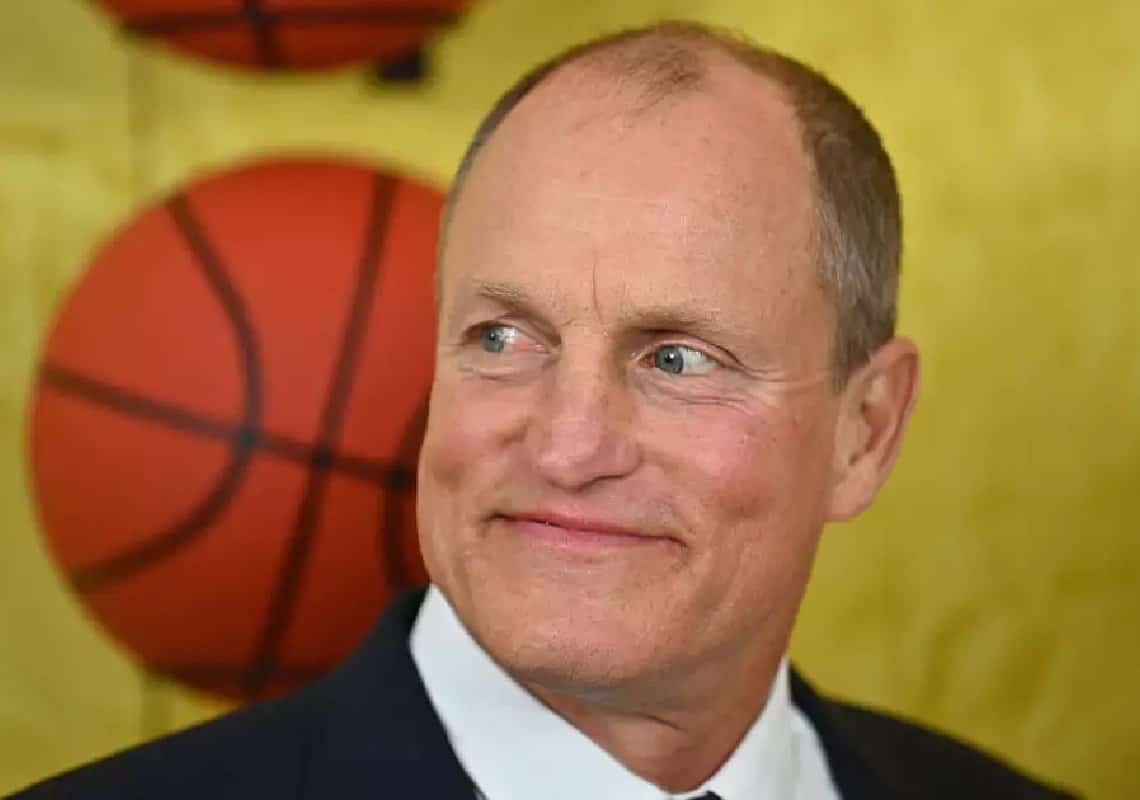 וודי הארלסון נגד מדיניות הקורונה על סט הצילומים: ״בואו נסיים עם השטות הזו״