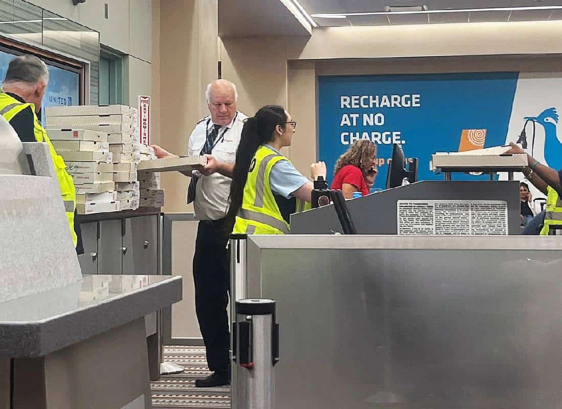 הטייס קנה פיצה לכל 150 הנוסעים לאחר נחיתת חירום ועיכוב של שבע שעות