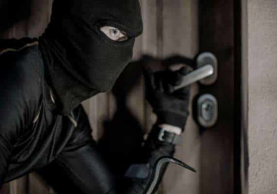 לוס אנג'לס: פרצו לבית והחזיקו בן 13 באיומי אקדח