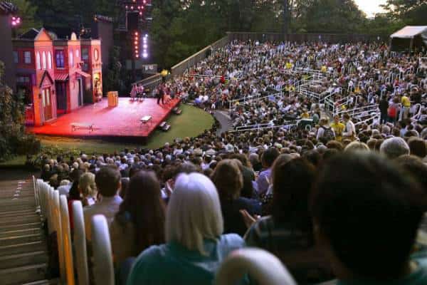 טרגדיה בפארק: מדי קיץ מביא תיאטרון ניו יורק את המחזות המפורסמים של שייקספיר אל סנטרל פארק ובחינם