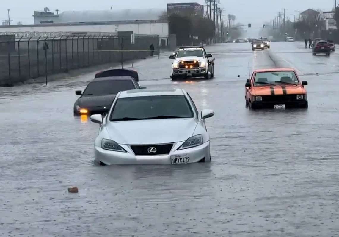 סוער בלוס אנג'לס: אלפי בתים בוואלי נותקו מזרם החשמל, כבישים מרכזיים הוצפו