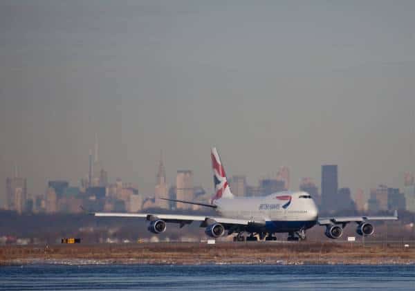 חברות התעופה נענו לבקשת מושל ניו יורק: נוסעים מבריטניה יחויבו להציג בדיקת קורונה שלילית