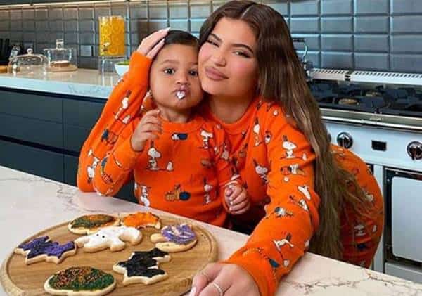 קיילי ג'נר מעלה סרטון חדש ליוטיוב וסטורמי לגמרי גונבת את ההצגה